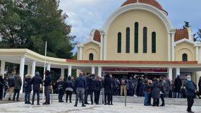Πάνος Νάτσης: Συντετριμμένες οι αδελφές και η σύντροφός του στην κηδεία