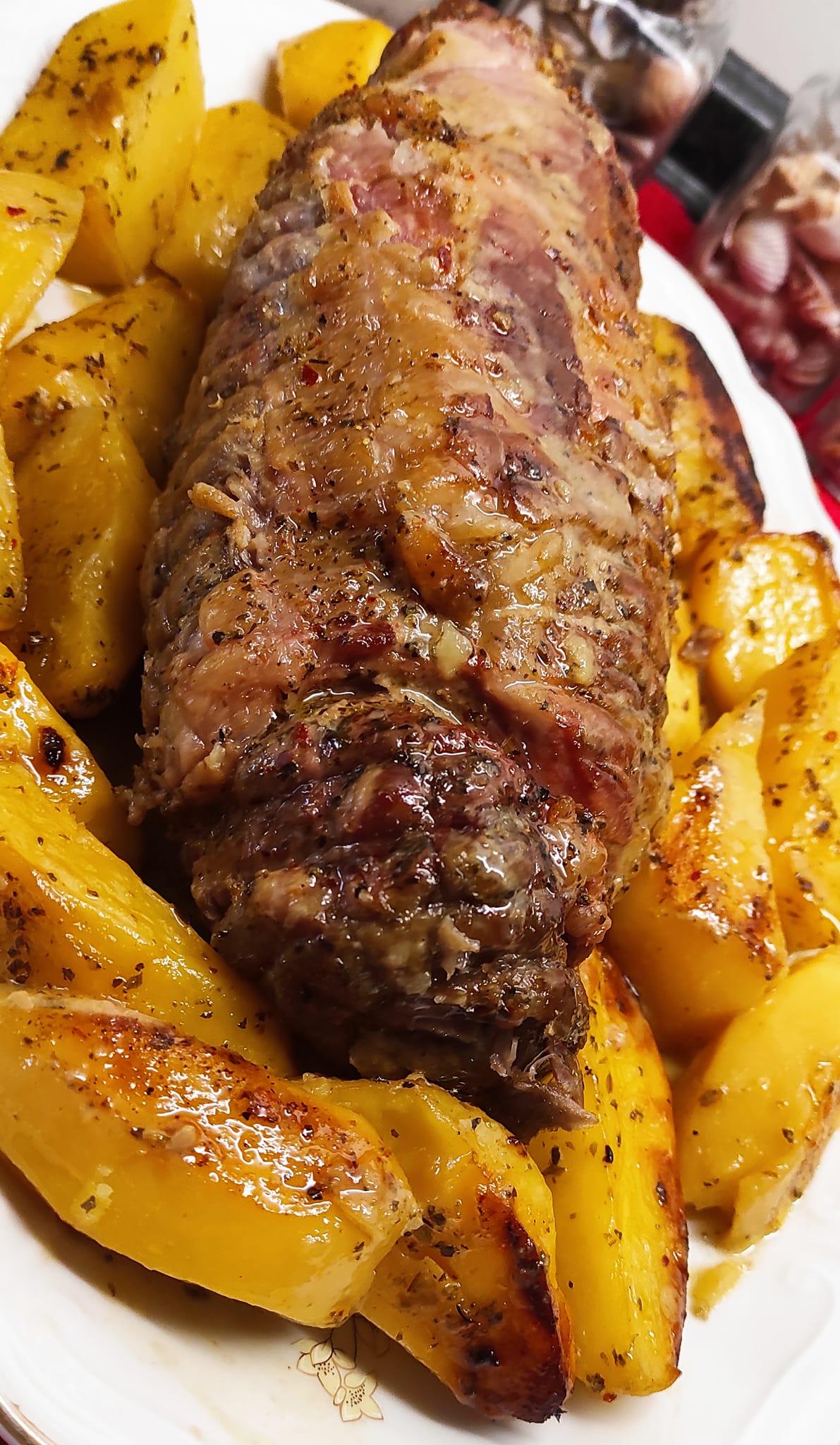 Ρολό- χοιρινό -με- ζαμπόν- και -τυριά- Ρολό- χοιρινό -με- ζαμπόν- και -τυριά-