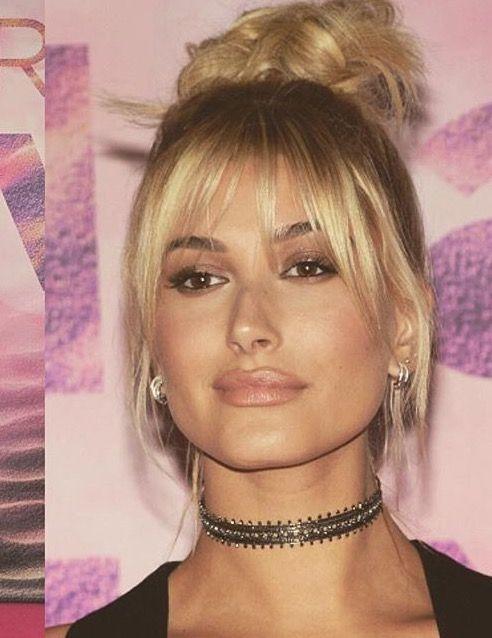 Bottleneck bangs-σε-ξανθά-μαλλιά-με-κότσο-τάσεις 2022-