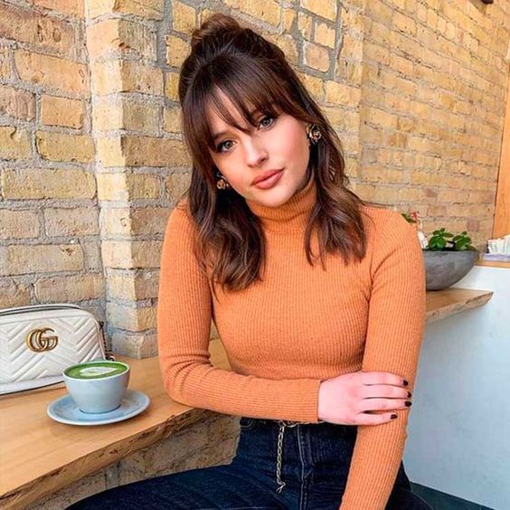 Bottleneck bangs-σε-καστανά-μαλλιά-με-κότσο-τάσεις 2022- Bottleneck bangs-σε-καστανά-μαλλιά-με-κότσο-τάσεις 2022-