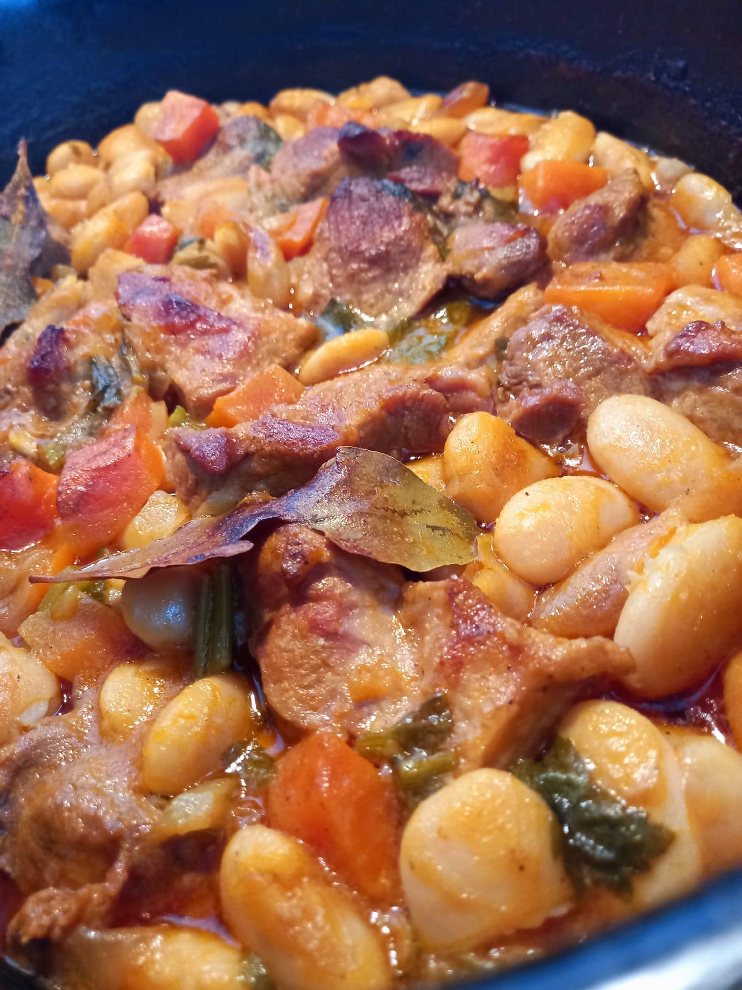 Χοιρινό -με- γίγαντες- στην -γάστρα-