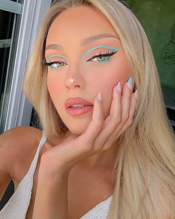 θαλασσί-eye liner-στα-μάτια-ιδέες-για-αποκριάτικο μακιγιάζ-Απόκριες 2022- θαλασσί-eye liner-στα-μάτια-ιδέες-για-αποκριάτικο μακιγιάζ-Απόκριες 2022-