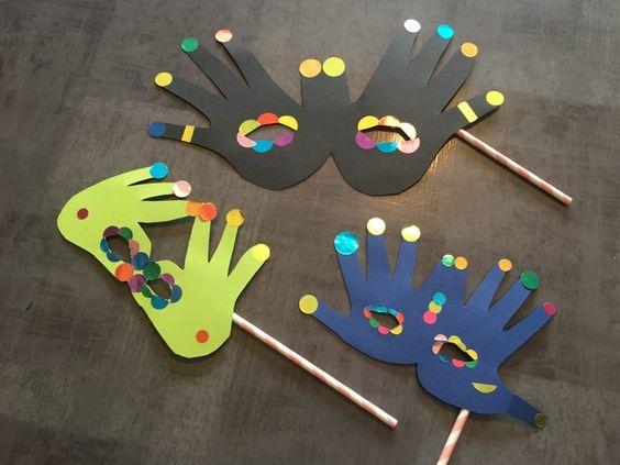 αποκριάτικες μάσκες-με-τα-χέρια του παιδιού-από-χαρτόνι-ιδέες-για-παιδικές-αποκριάτικες κατασκευές-