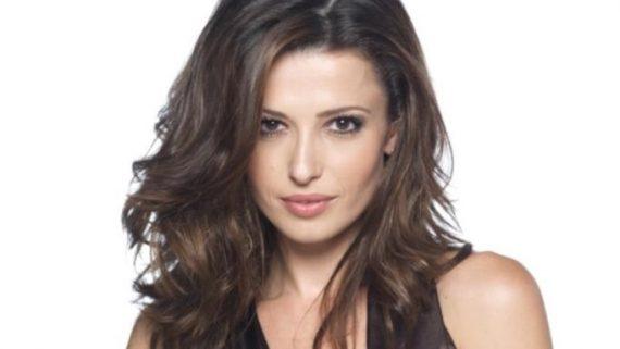 Η Γη της Ελιάς: Η Χρύσα έρχεται στη Μάνη και τα αλλάζει όλα