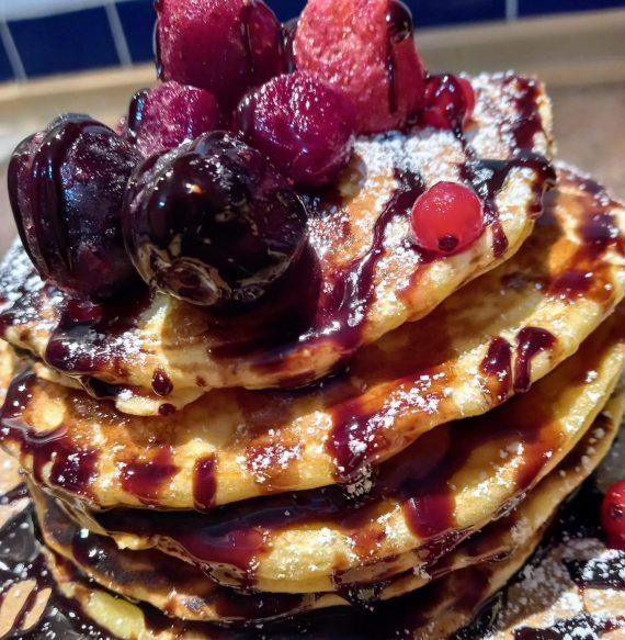 Pancakes με μερέντα και σιρόπι σοκολάτας