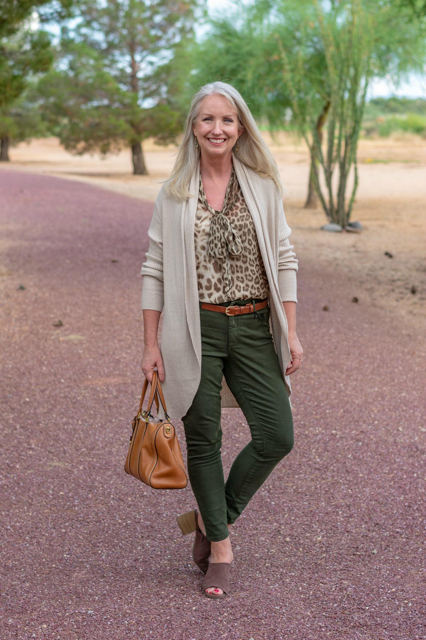 χακί-τζιν-ιδέες-για-χρωματιστά τζιν-τάσεις 2022-