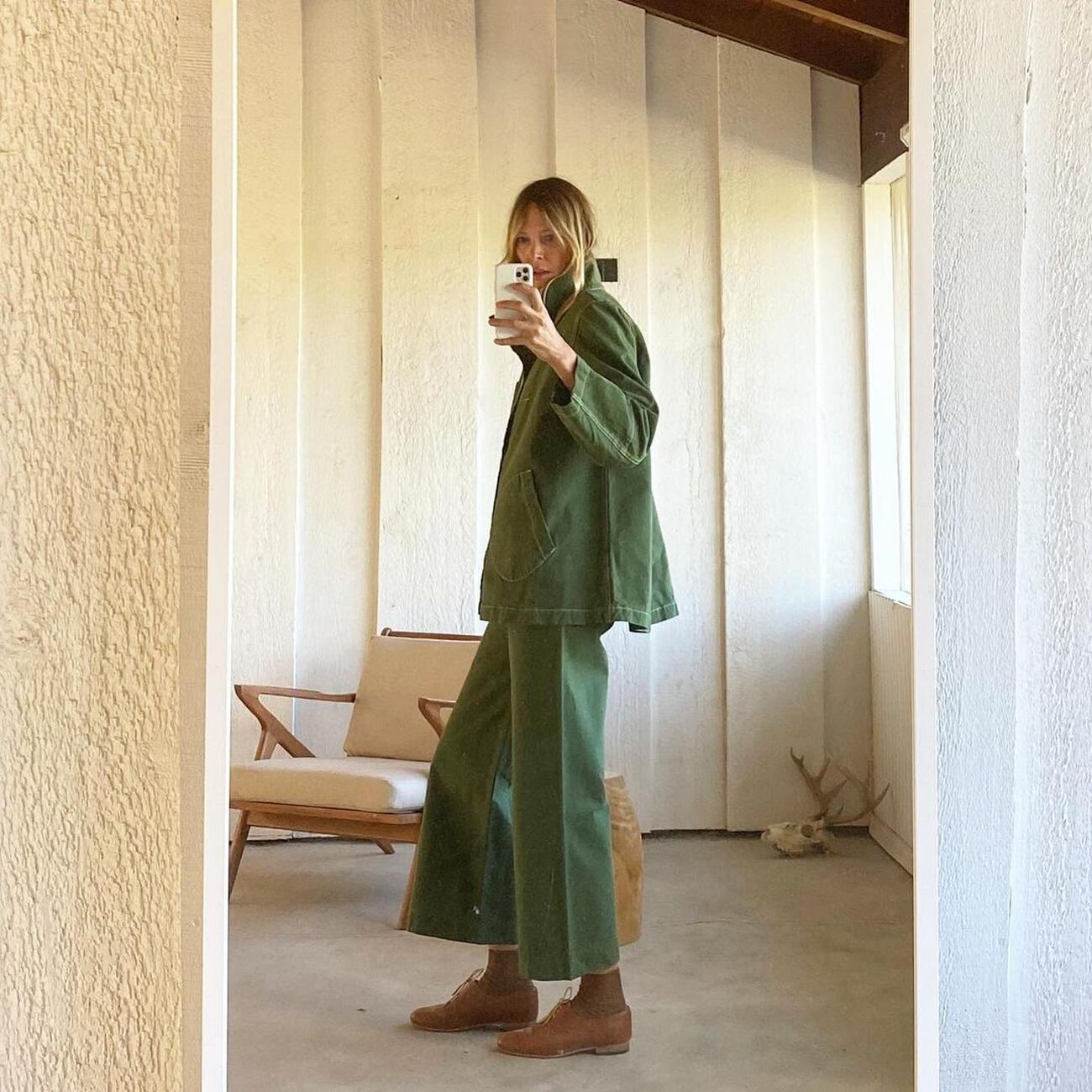 χακί-τζιν-ιδέες-για-χρωματιστά τζιν-τάσεις 2022-