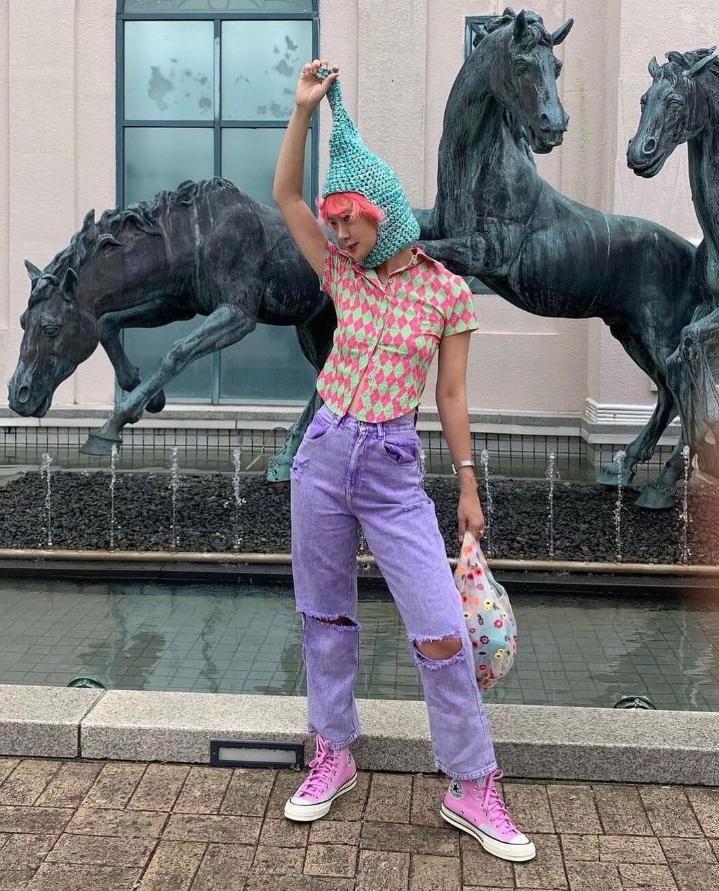 μοβ τζιν-με σκισίματα-ιδέες-για-χρωματιστά τζιν-τάσεις 2022-