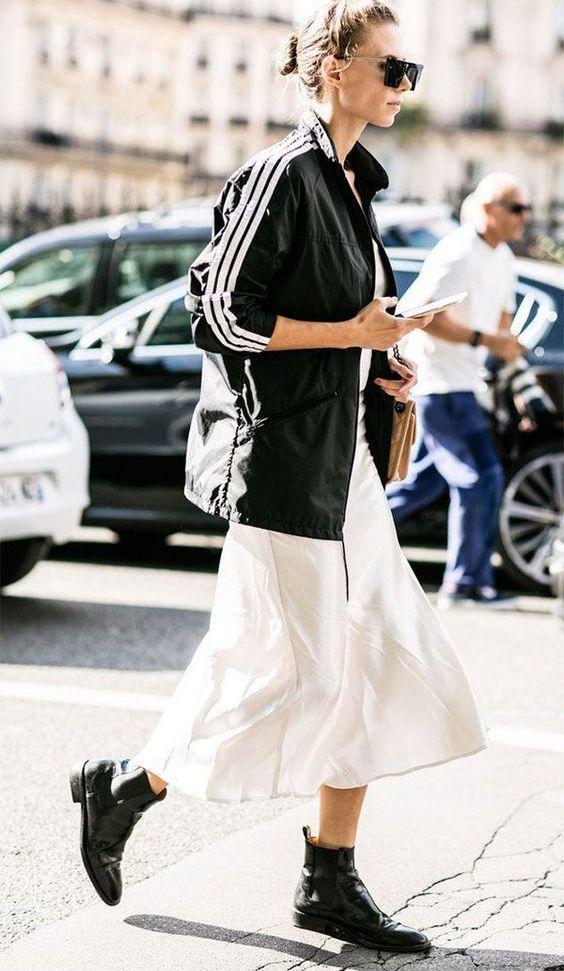 μαύρη-αθλητική ζακέτα-με-λευκό-ψαράδικο παντελόνι-την-Άνοιξη 2022-τάσεις-