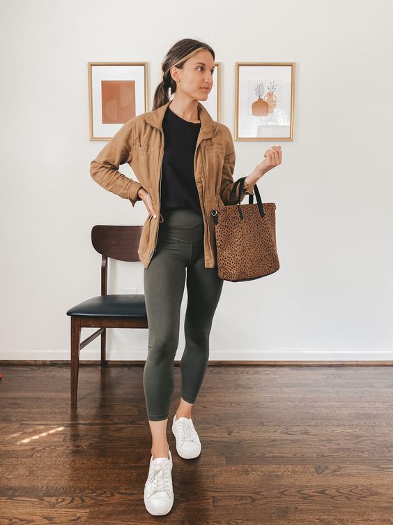 καφέ-αθλητική ζακέτα-με-χακί κολάν-την-Άνοιξη 2022-τάσεις-