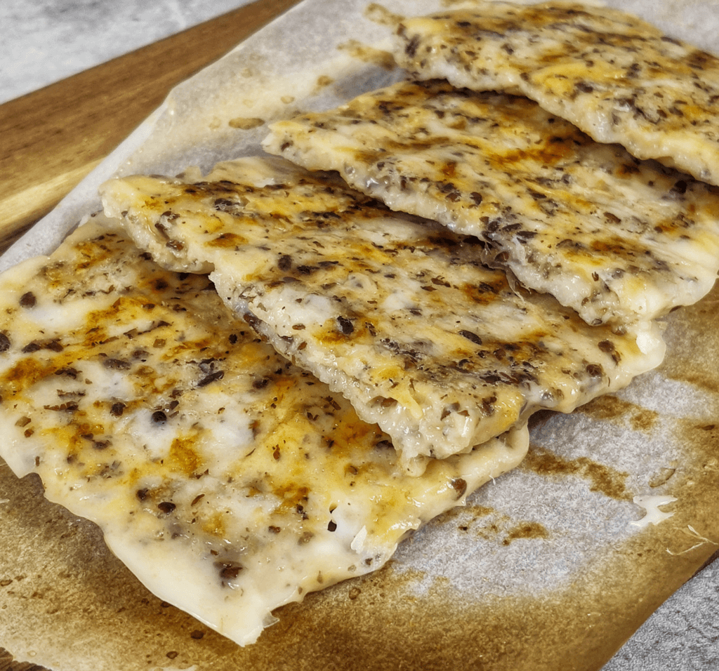 Νηστίσιμη τυρόπιτα με 3 υλικά στην τοστιέρα ή στον φούρνο