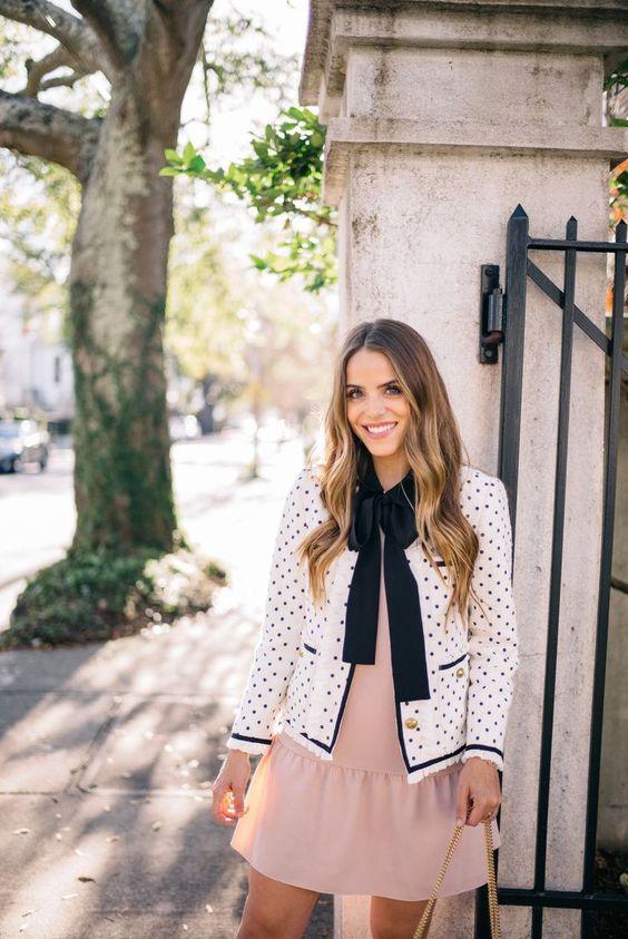 φουλάρι-στον-λαιμό-με-φιόγκο-την-Άνοιξη-Καλοκαίρι 2022-τάσεις-