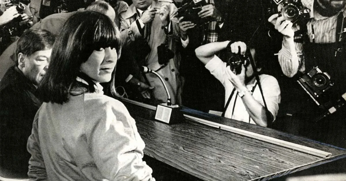 Η εκδίκηση της μάνας: Τέλειωσε τον δολοφόνο και βιαστή της κόρης της μέσα στο δικαστήριο