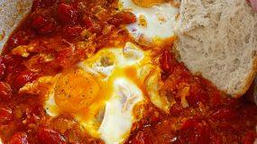 Γρήγορο -φαγητό-: Αυγά -με- ντοματίνια-