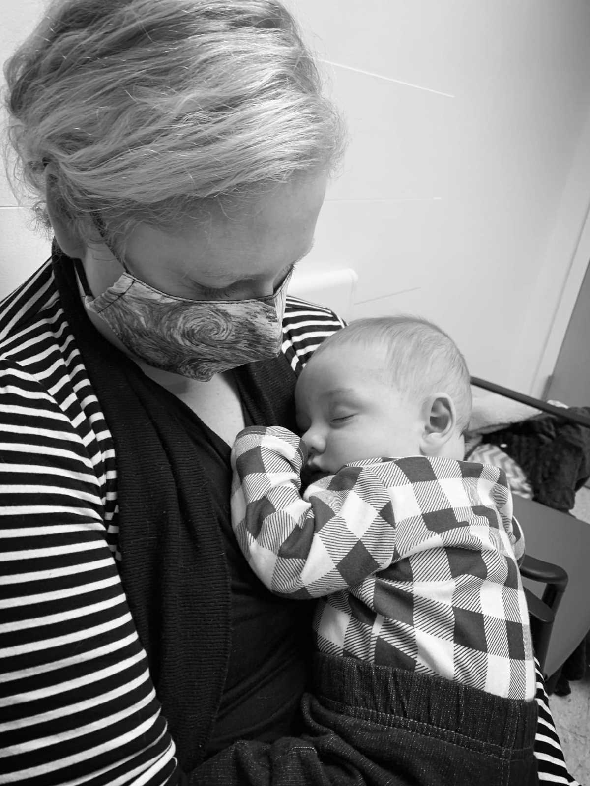 μωρό-παραλίγο-να-χάσει-το-δάχτυλό-του-από-μία-τρίχα-