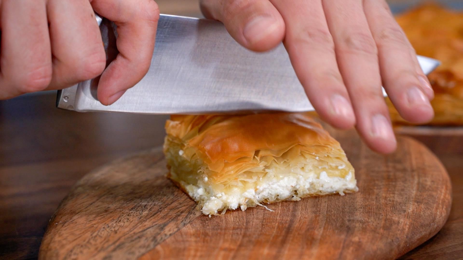 Εύκολη -τυρόπιτα- με- τραγανό- φύλλο- κρούστας-