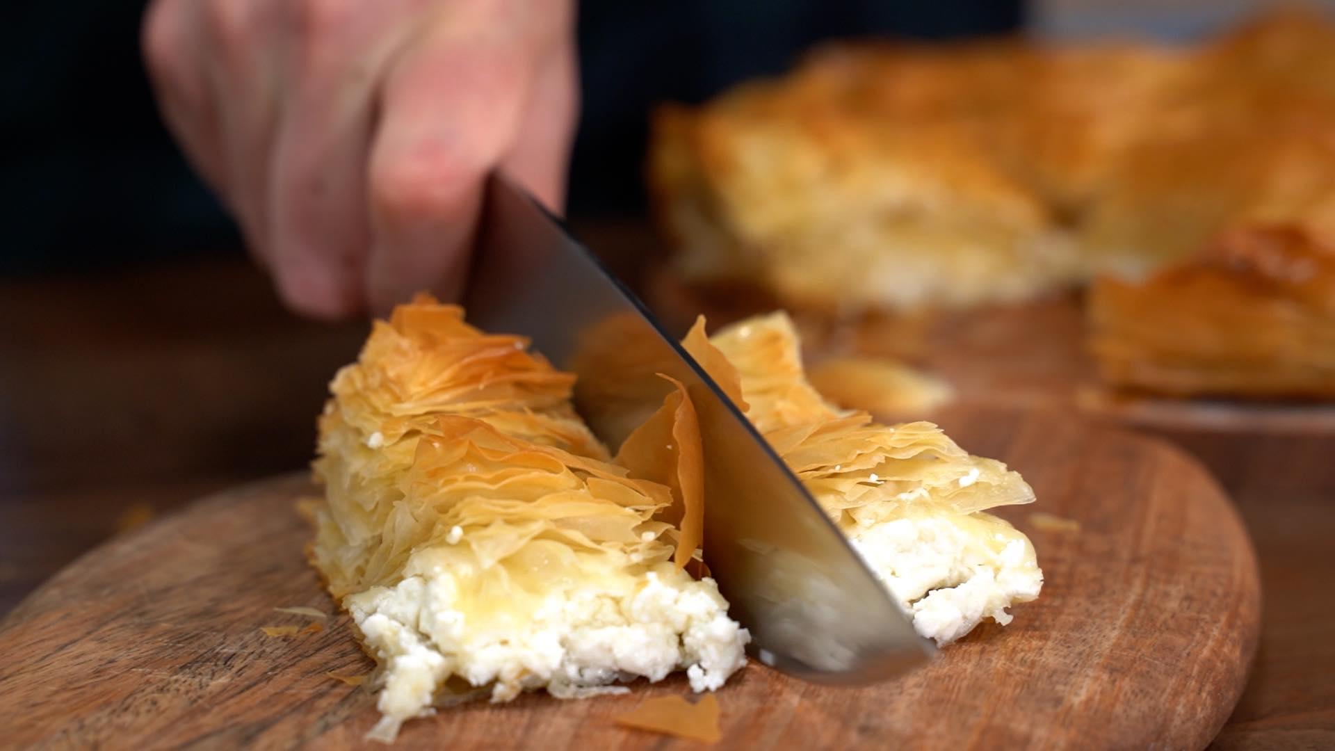 Εύκολη -τυρόπιτα- με- τραγανό- φύλλο- κρούστας-