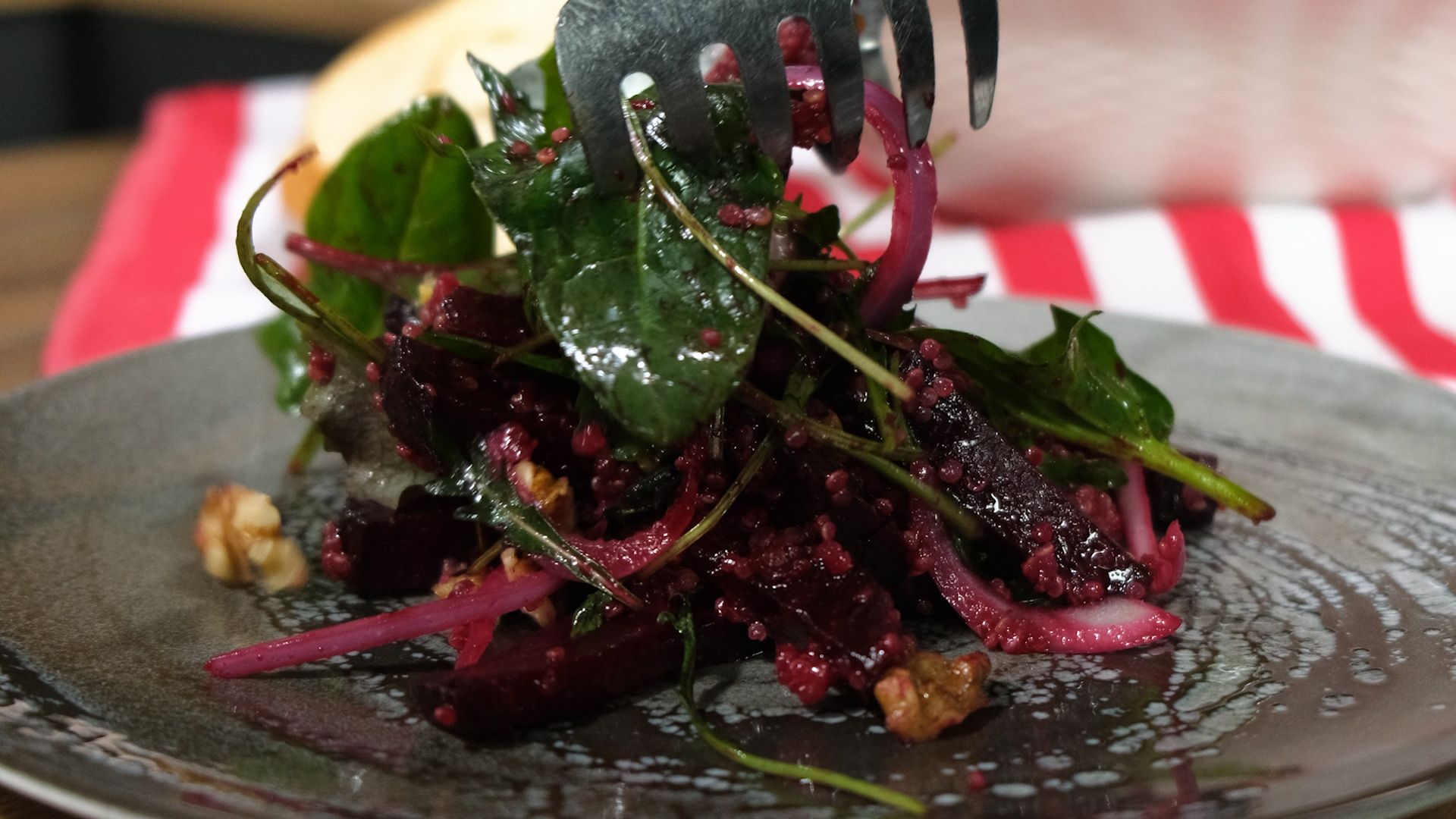 σαλάτα-με-παντζάρι-και-κινόα-συνταγή-