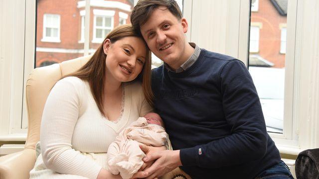 μπαμπάς-ξεγέννησε-την-γυναίκα-του-στο-αμάξι- μπαμπάς-ξεγέννησε-την-γυναίκα-του-στο-αμάξι-