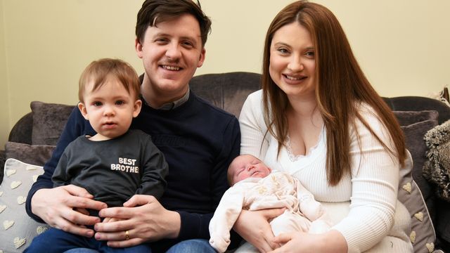 μπαμπάς-ξεγέννησε-την-γυναίκα-του-στο-αμάξι- μπαμπάς-ξεγέννησε-την-γυναίκα-του-στο-αμάξι-