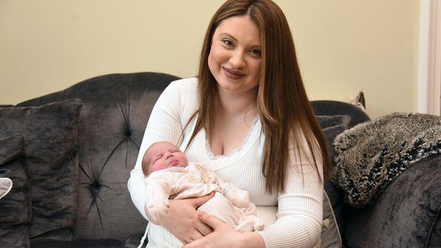 μπαμπάς-ξεγέννησε-την-γυναίκα-του-στο-αμάξι- μπαμπάς-ξεγέννησε-την-γυναίκα-του-στο-αμάξι-