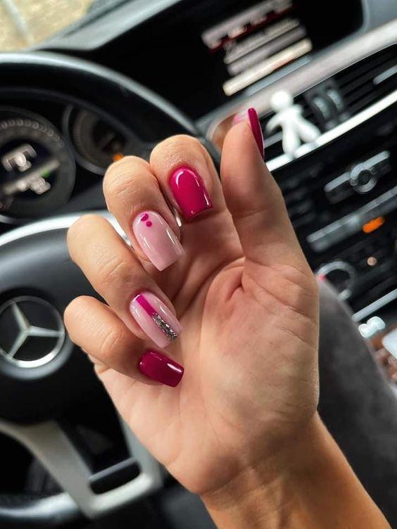 ροζ-νύχια-με-γκλίτερ-για-τον-Μάρτιο-ιδέες-