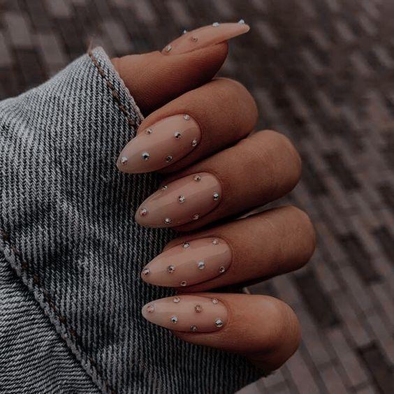 μπεζ νύχια-με-γκλίτερ-για-τον-Μάρτιο-ιδέες-