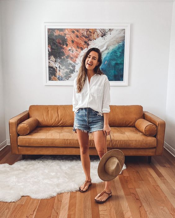 λευκό-πουκάμισο-με-τζιν-σορτσάκι-ντύσιμο-Μαρτίου-ιδέες-