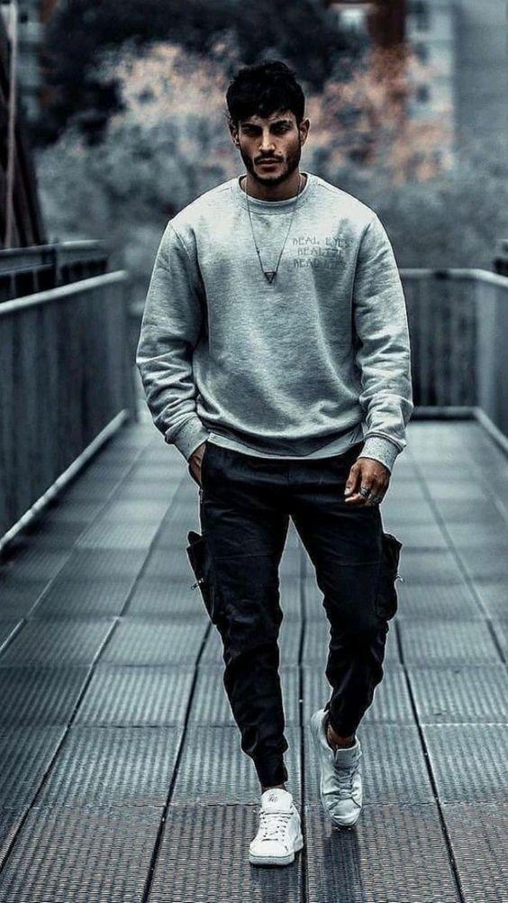 γκρι-φούτερ-με-μαύρο παντελόνι-ιδέες-για-αντρικό ντύσιμο-τον-Μάρτιο 2022-