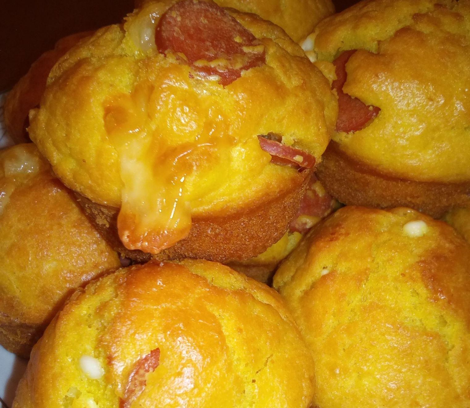 Αλμυρά κεκάκια με λουκάνικο