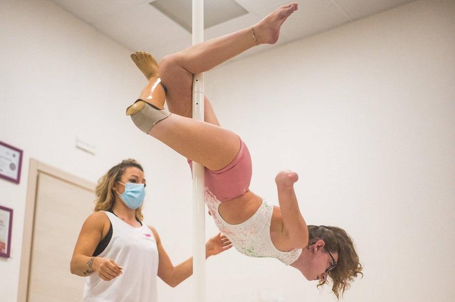 15χρονη-χωρίς-άκρα-έγινε-πρωταθλήτρια-pole dancing-