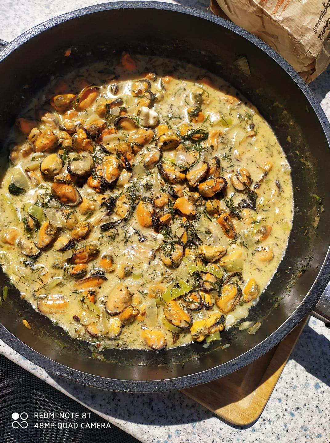 συνταγή-για-μύδια-σαγανάκι-σε-κίτρινη-σάλτσα-