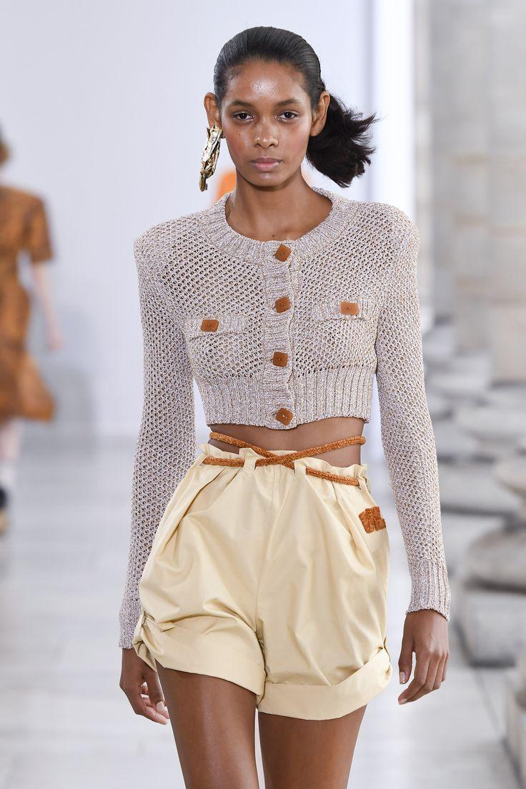 crochet-και-πλεκτά-ρούχα-στις-τάσεις-Άνοιξη Καλοκαίρι 2022-στο-γυναικείο-ντύσιμο-ιδέες-