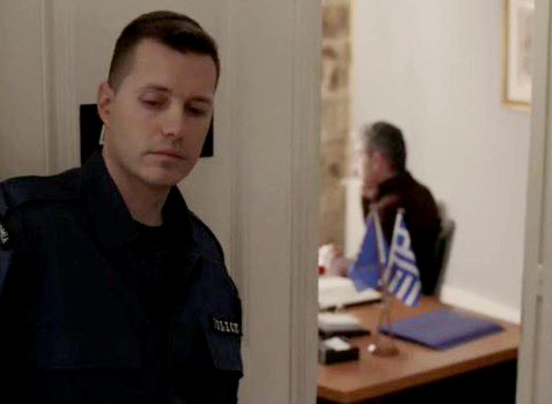 Σασμός: Ο σπιούνος αστυνόμος πιάνεται στα πράσα