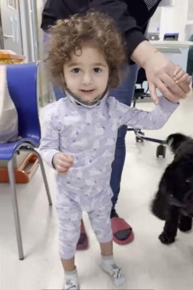 κοριτσάκι-περπατάει-ξανά-μετά-από-ατύχημα-