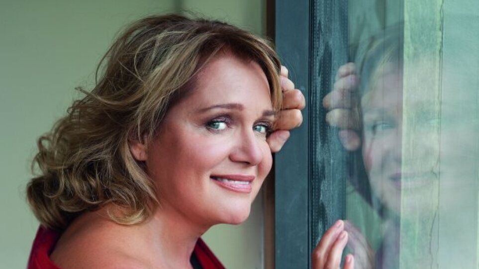 Άγριες Μέλισσες και Συμπέθεροι απ’ τα Τίρανα σε ΕΠΙΚΗ συνάντηση