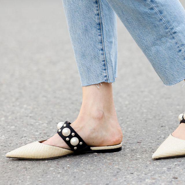 μπεζ-mules shoes-με-χάντρες-για-την-Άνοιξη 2022-τάσεις-