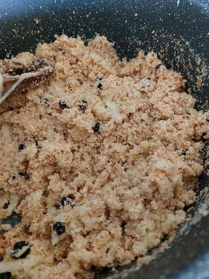 Χαλεπιανά-χαλβάς-σιμιγδαλένιος-με-σταφίδες-μήλο-και-φιστίκια Αιγίνης-συνταγή- Χαλεπιανά-χαλβάς-σιμιγδαλένιος-με-σταφίδες-μήλο-και-φιστίκια Αιγίνης-συνταγή-