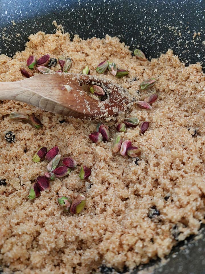 Χαλεπιανά-χαλβάς-σιμιγδαλένιος-με-σταφίδες-μήλο-και-φιστίκια Αιγίνης-συνταγή- Χαλεπιανά-χαλβάς-σιμιγδαλένιος-με-σταφίδες-μήλο-και-φιστίκια Αιγίνης-συνταγή-