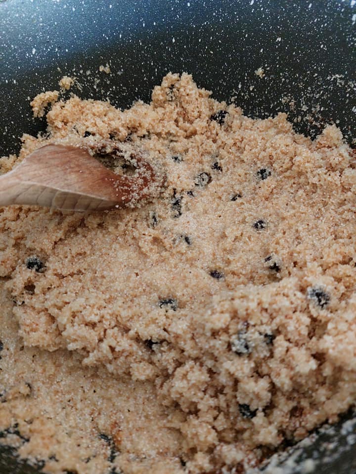 Χαλεπιανά-χαλβάς-σιμιγδαλένιος-με-σταφίδες-μήλο-και-φιστίκια Αιγίνης-συνταγή- Χαλεπιανά-χαλβάς-σιμιγδαλένιος-με-σταφίδες-μήλο-και-φιστίκια Αιγίνης-συνταγή-