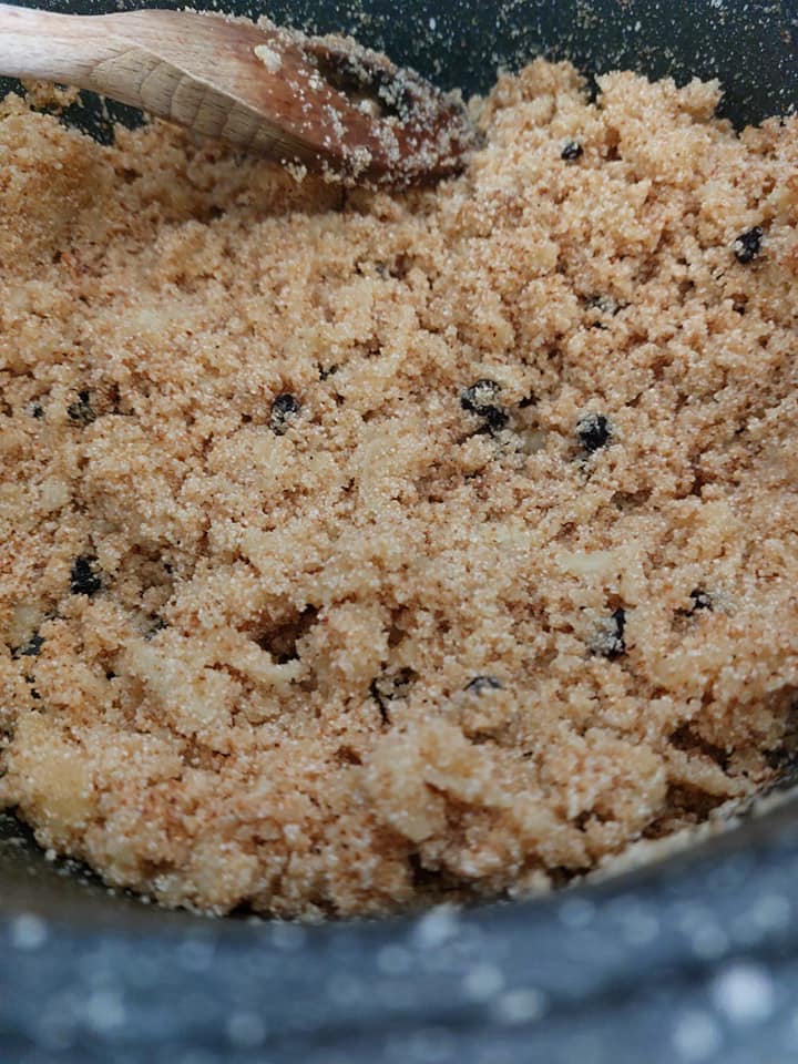 Χαλεπιανά-χαλβάς-σιμιγδαλένιος-με-σταφίδες-μήλο-και-φιστίκια Αιγίνης-συνταγή- Χαλεπιανά-χαλβάς-σιμιγδαλένιος-με-σταφίδες-μήλο-και-φιστίκια Αιγίνης-συνταγή-