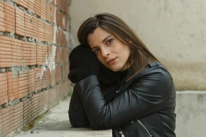 Η Γη της Ελιάς: H Eυα συνεργάζεται με τον Κωνσταντίνο