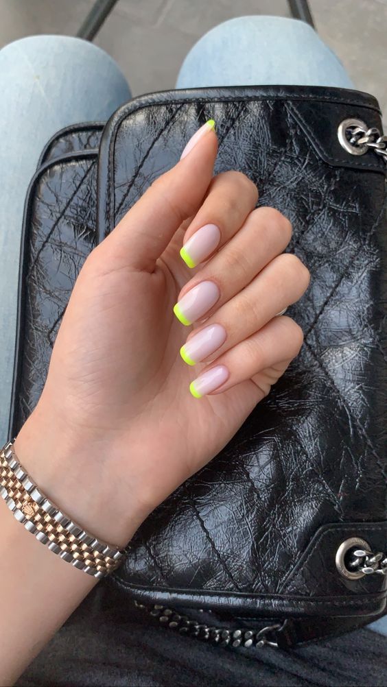 γαλλικό μανικιούρ-στις-κυρίαρχες τάσεις-την-Άνοιξη 2022-