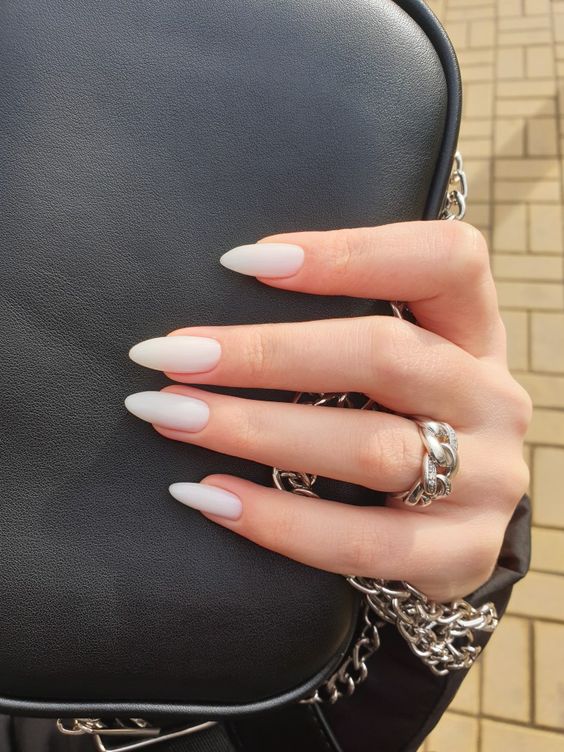 λευκά-νύχια-στις-κυρίαρχες τάσεις-την-Άνοιξη 2022-