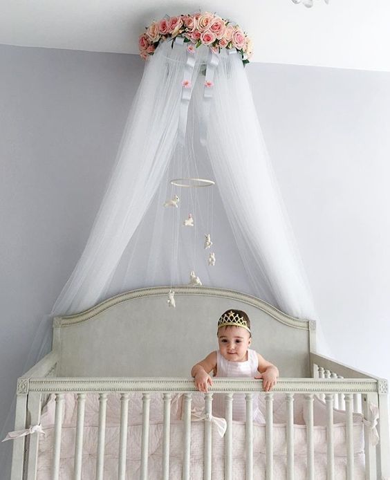 λουλούδια-στην-κουνουπιέρα-για-ανοιξιάτικη-διακόσμηση-στο-βρεφικό δωμάτιο-ιδέες-