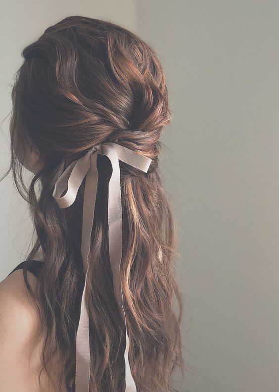 φιόγκοι-στα-μαλλιά-τάσεις-Άνοιξη Καλοκαίρι 2022-στα-μαλλιά-ιδέες-