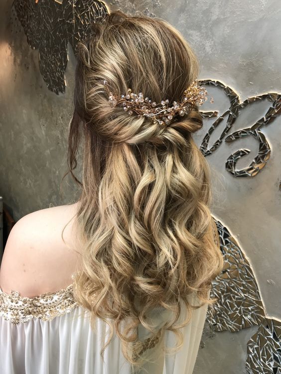 λουλούδια-στα-μαλλιά-τάσεις-Άνοιξη Καλοκαίρι 2022-στα-μαλλιά-ιδέες-