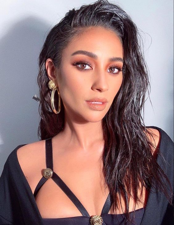 wet styling-τάσεις-Άνοιξη Καλοκαίρι 2022-στα-μαλλιά-ιδέες-