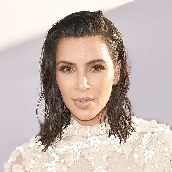 wet styling-τάσεις-Άνοιξη Καλοκαίρι 2022-στα-μαλλιά-ιδέες-