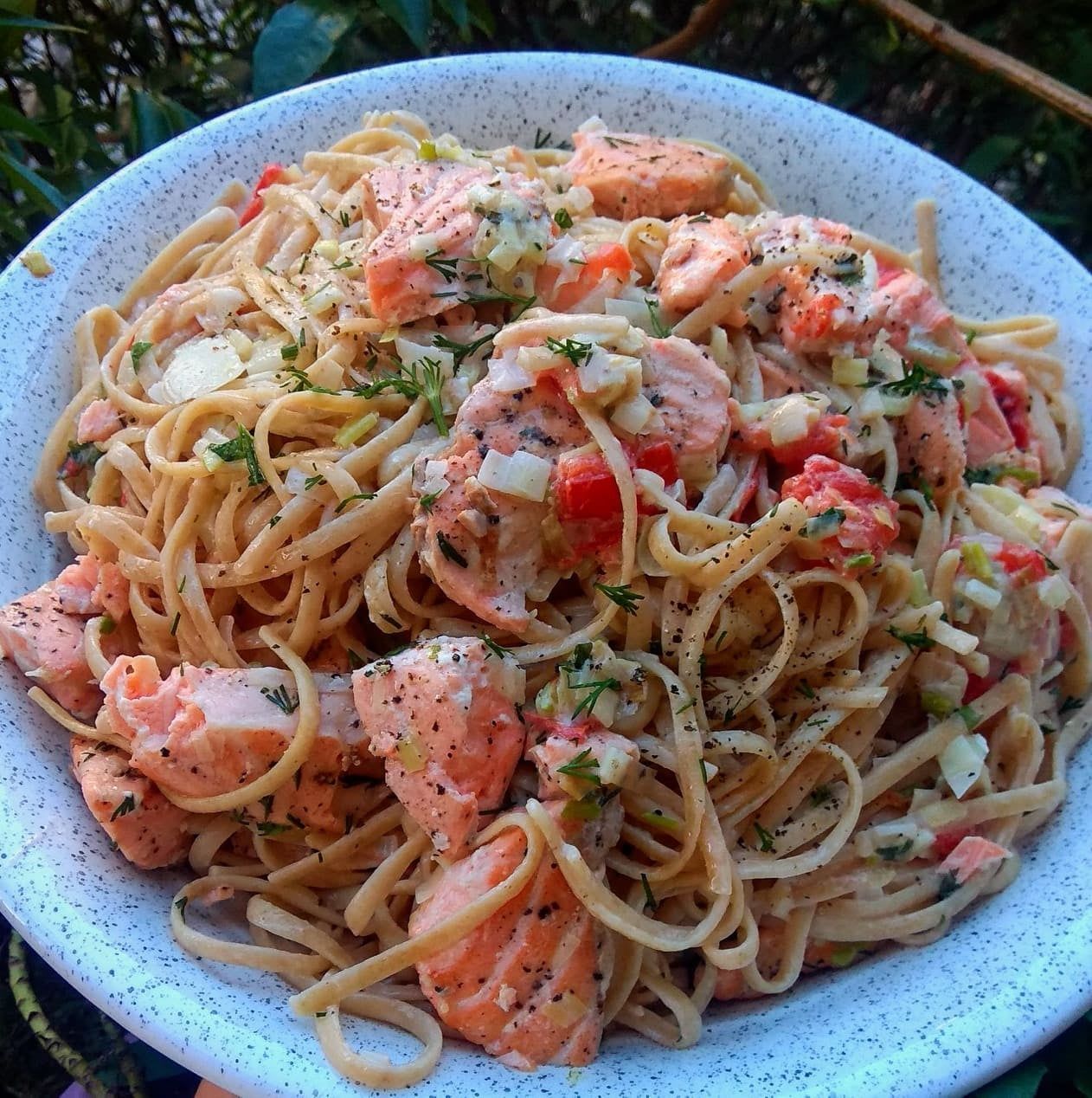 Λιγκουίνι ολικής άλεσης με σολομό